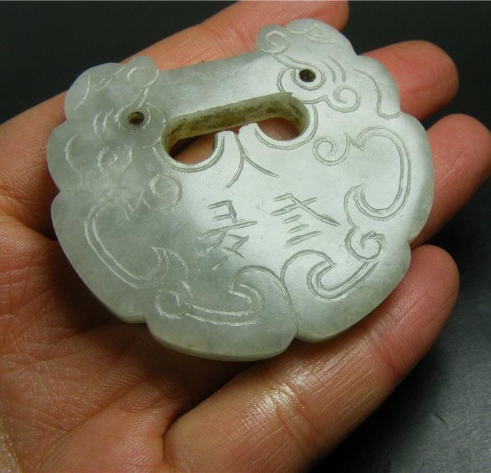 清代老坑淡色飘绿翡翠双面工厚实"三多九如"双龙大锁牌(实价)