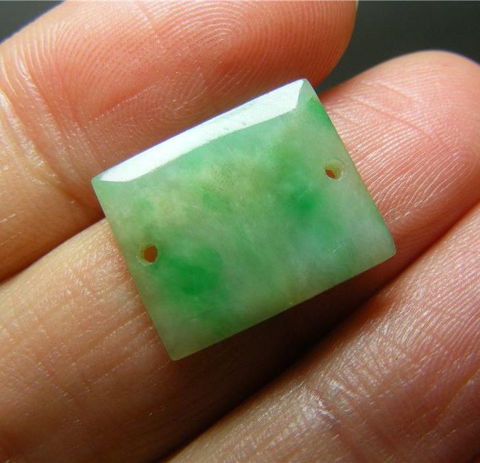 透光无绺无裂 清代飘阳绿带沁翡翠双孔凸起长方形大帽正