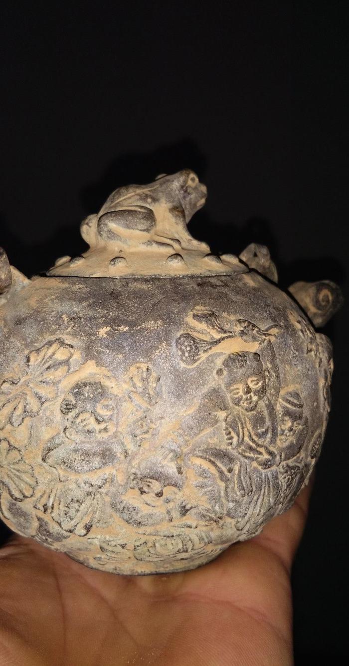   描述:五子夺莲铜壶为大清御制