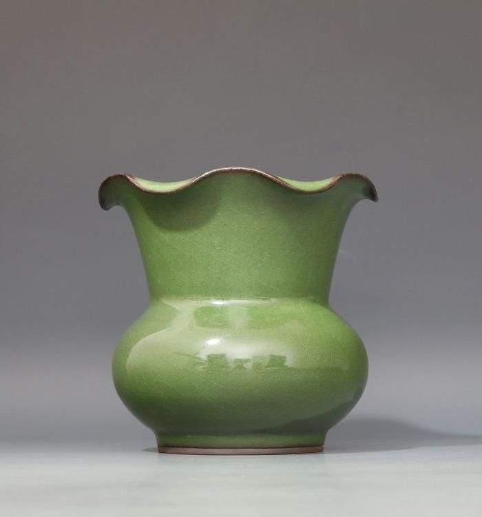 宋 官窑 墨绿釉 花口渣斗 摆件