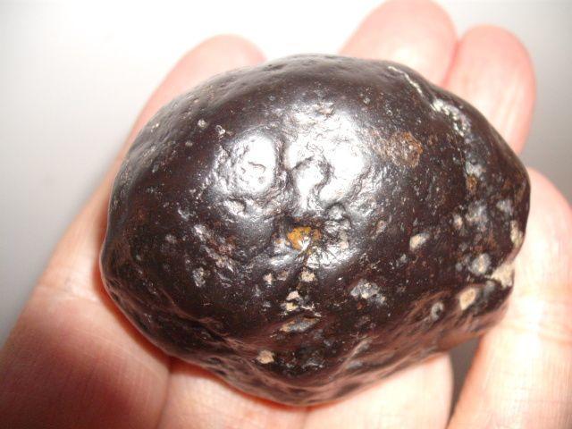 自己在江边捡的无磁性疑似陨石5公分120元.