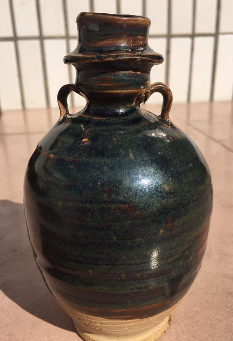 元代黑釉双耳带窑变小瓶子一个