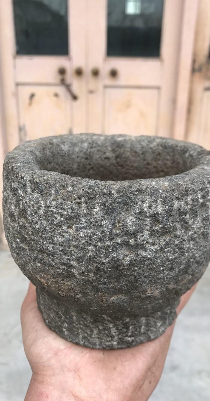 老石头蒜臼子一个