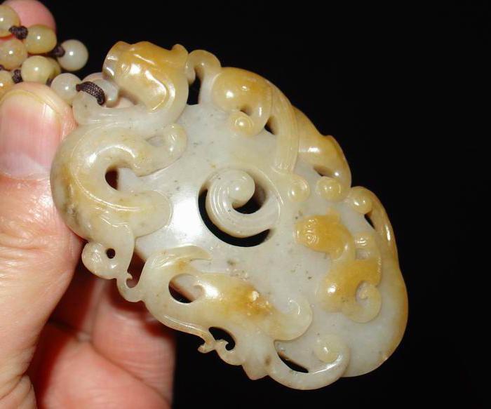 和田玉包老 螭龙鸡心佩