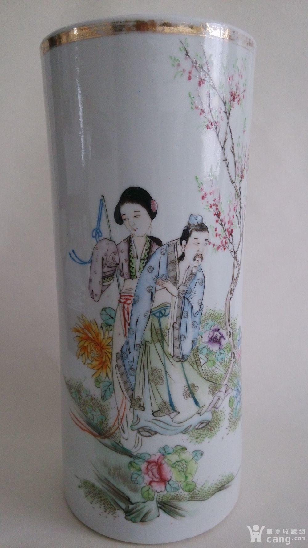 瓷器 民国 桐华居名士风流帽筒 这是一只没有题跋的帽筒,底款为蓝款"