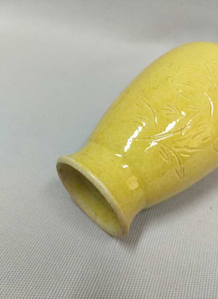 民国黄釉暗刻花卉纹观音瓶