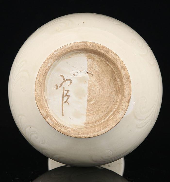 定窑 月白釉 刻划牡丹纹 玉壶春瓶