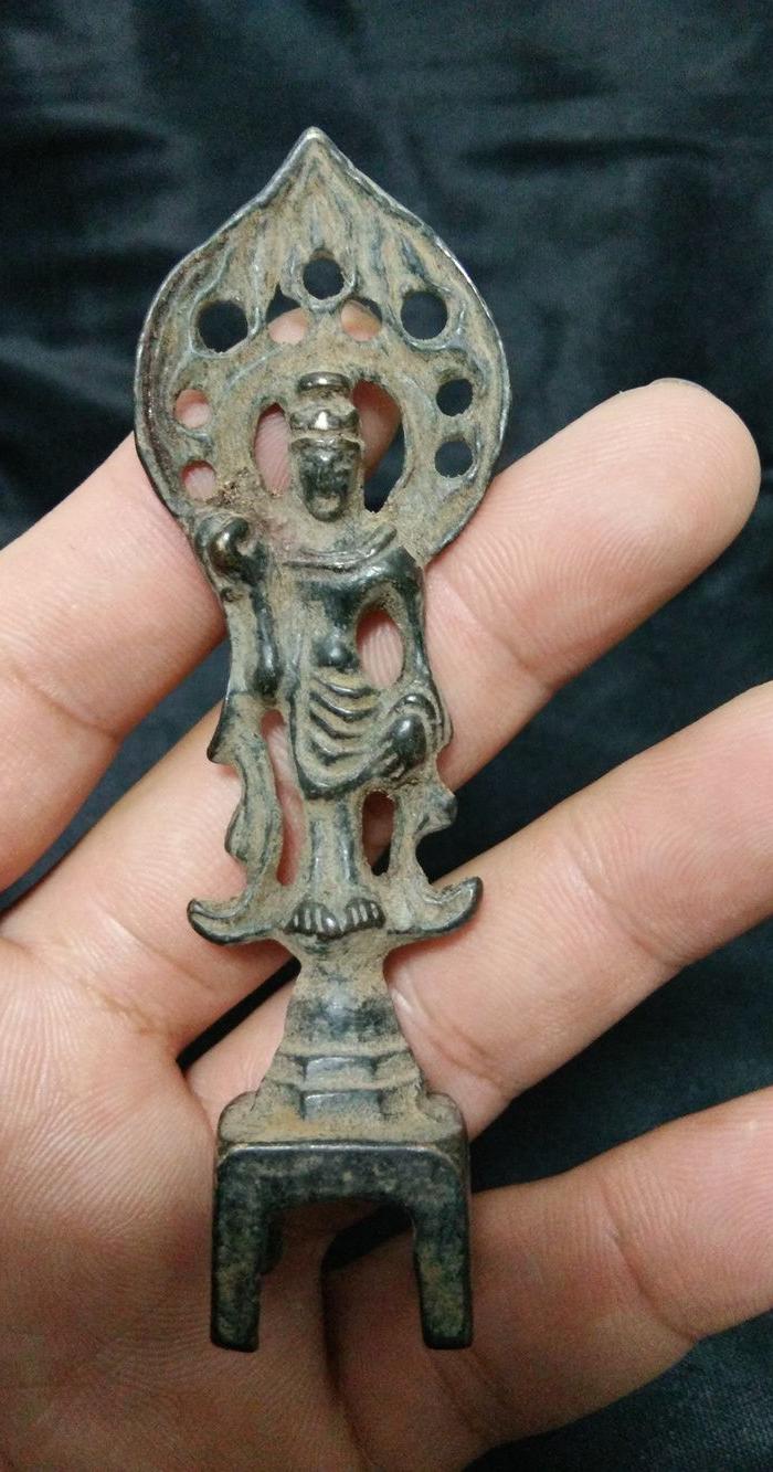 * * 板凳佛 菩萨立像