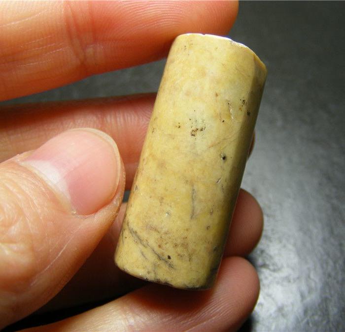 值得把玩 良渚文化老料新工黄玉种大长随形玉管