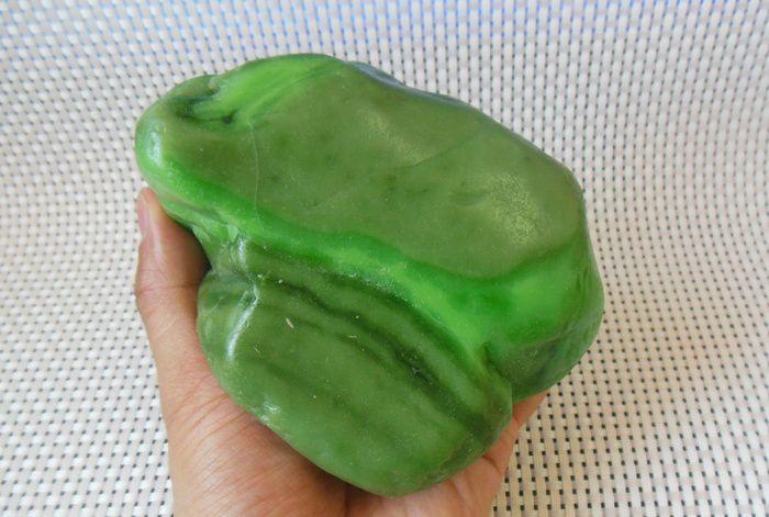 新疆菠菜绿碧玉籽料