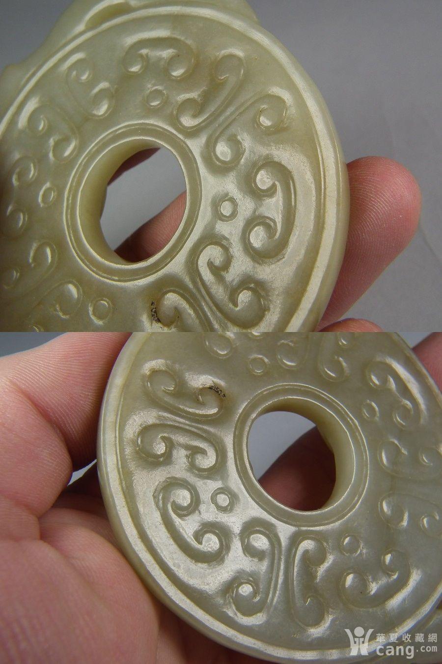 明代和田黄玉巧色带红沁高浮雕双螭龙卷云纹椭圆大玉璧