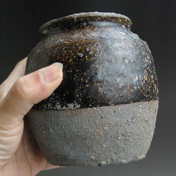 *铁胎酱釉陶罐