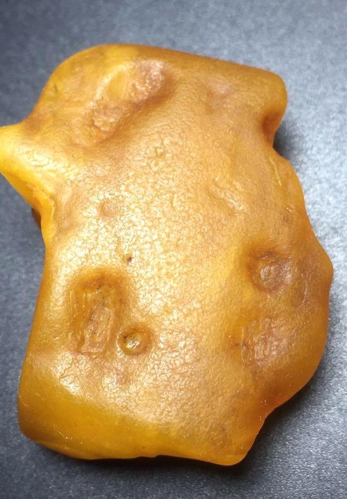 天然原矿"鸡油黄"蜜蜡原石19克(有荧光照