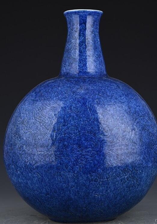明宣德洒蓝釉刻龙纹扁瓶