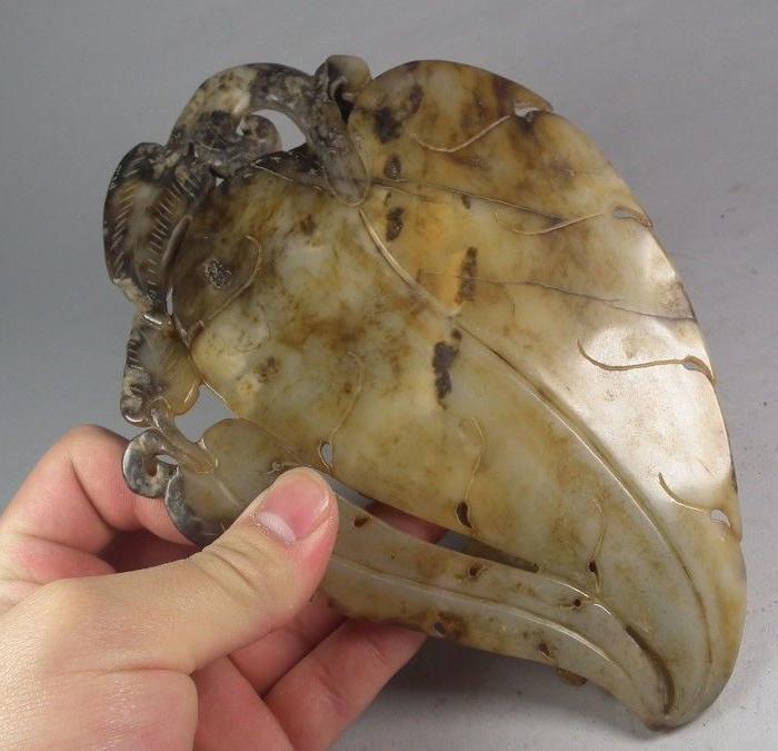 明代和田青白玉带黑沁双螭龙秋叶大摆件