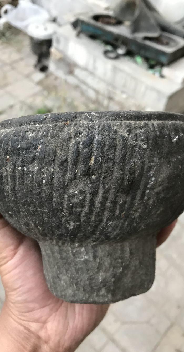 造型独特的老石头蒜臼子一个