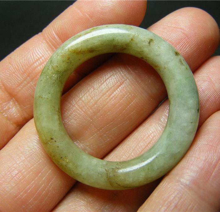 大开门 清代老坑淡色带沁翡翠小圆袈裟环