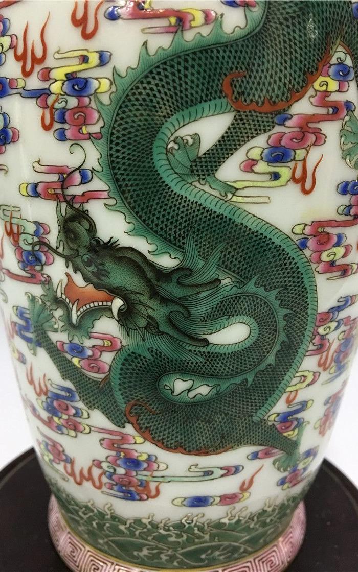 清乾隆粉彩九龙赏瓶