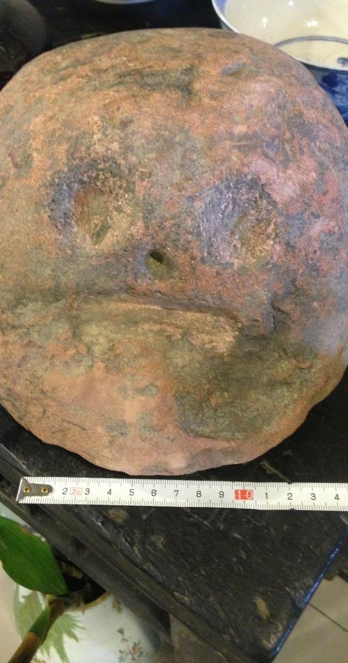 * * 红砂岩人面石头