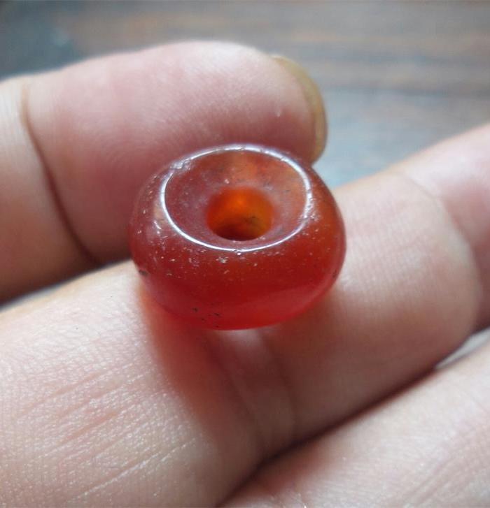 红润开门的西周老玛瑙磨盘珠