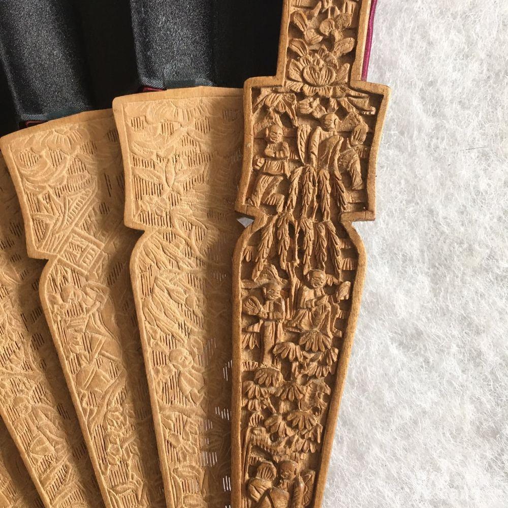 j0002 清代镂空雕扇骨丝绸面料折扇