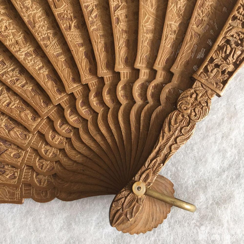 j0002 清代镂空雕扇骨丝绸面料折扇