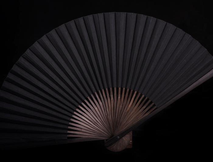 描述:黑纸扇是很有特色的扇种之一 有"一把扇子半把伞"的美誉