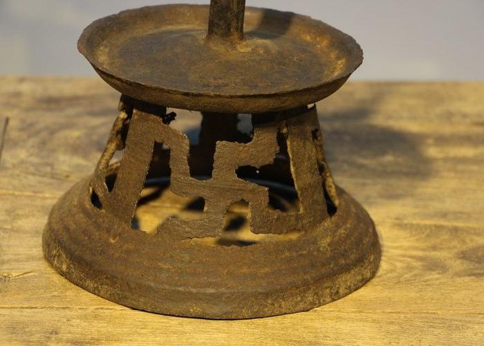 民俗杂项 铸铁古油灯 民俗老铁灯 卍字工艺