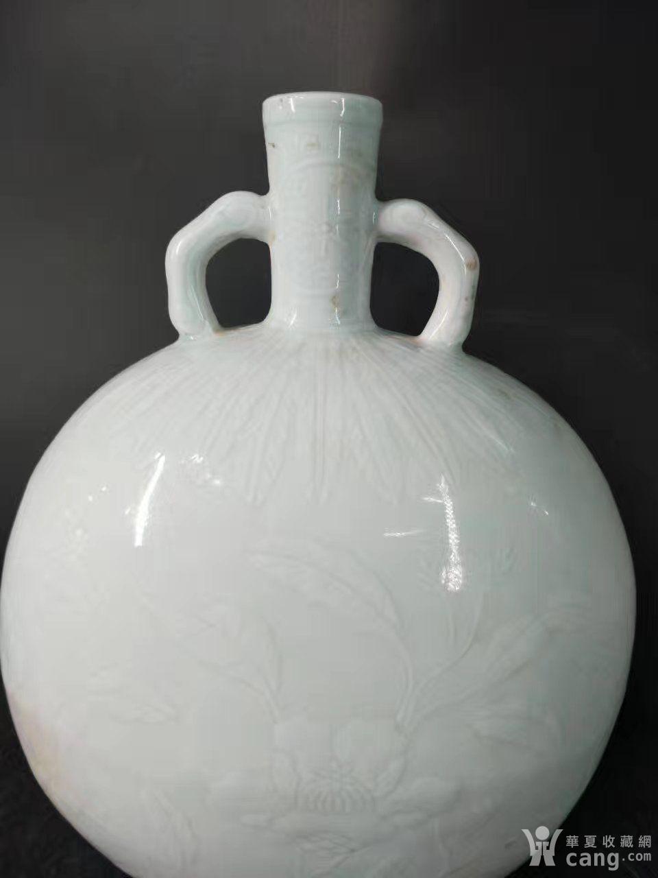 大明宣德,甜白釉抱月瓶 缠枝牡丹