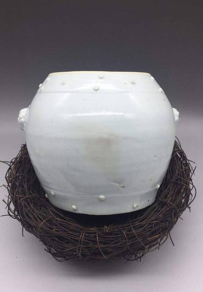 清代德化窑贴塑梅纹狻猊耳大鼓钉罐