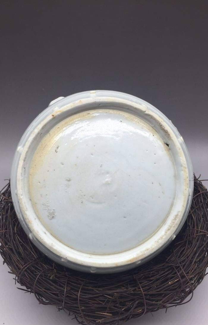 清代德化窑贴塑梅纹狻猊耳大鼓钉罐