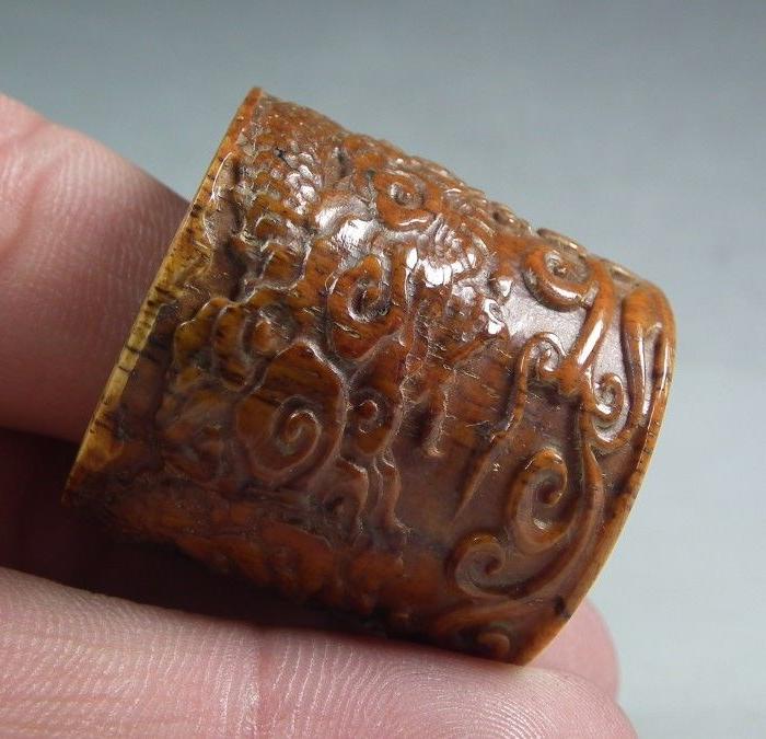 清代老骨质浮雕龙纹大扳指