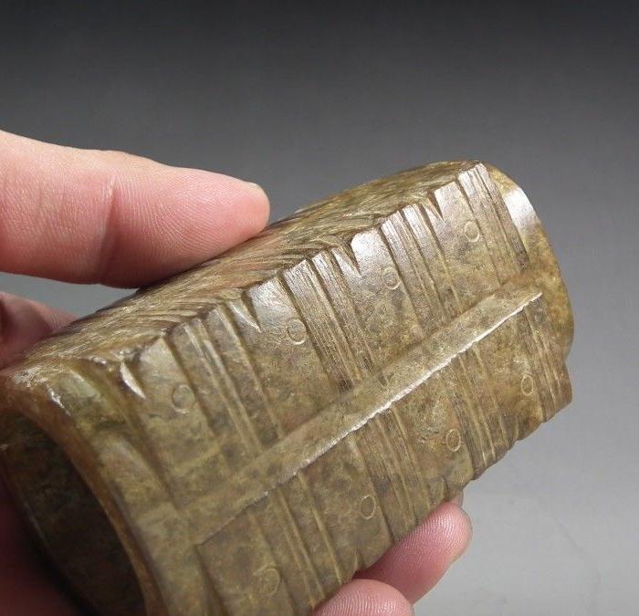 良渚文化带工四节大玉琮