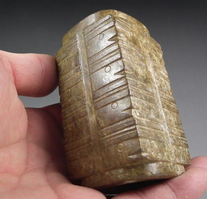 良渚文化带工四节大玉琮