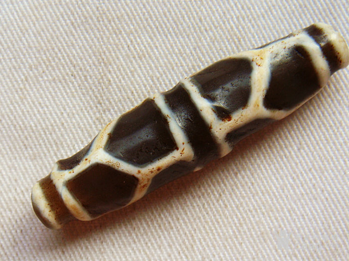 喇叭孔龟裂纹琥*天珠5.6x1.4厘米