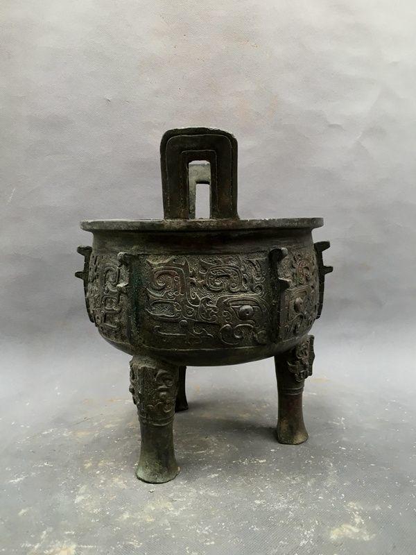 商周三足双耳鼎