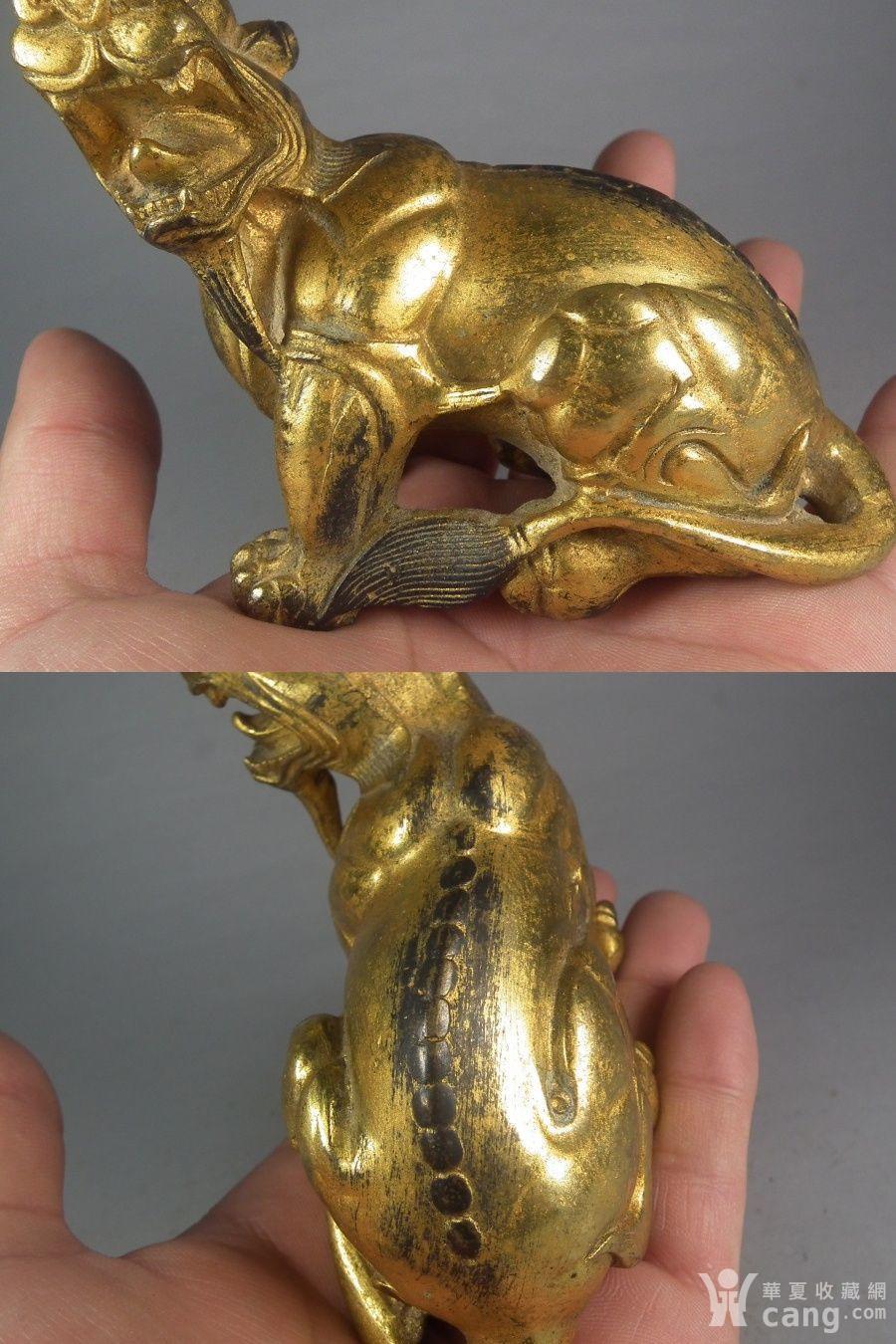 明代铜鎏金卧兽镇纸摆件