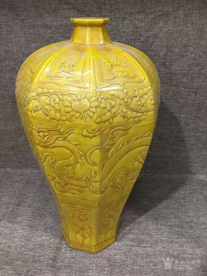 元代黄釉雕刻八方梅瓶
