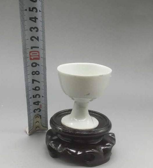 清代中期德化窑塑贴梅花纹高足杯