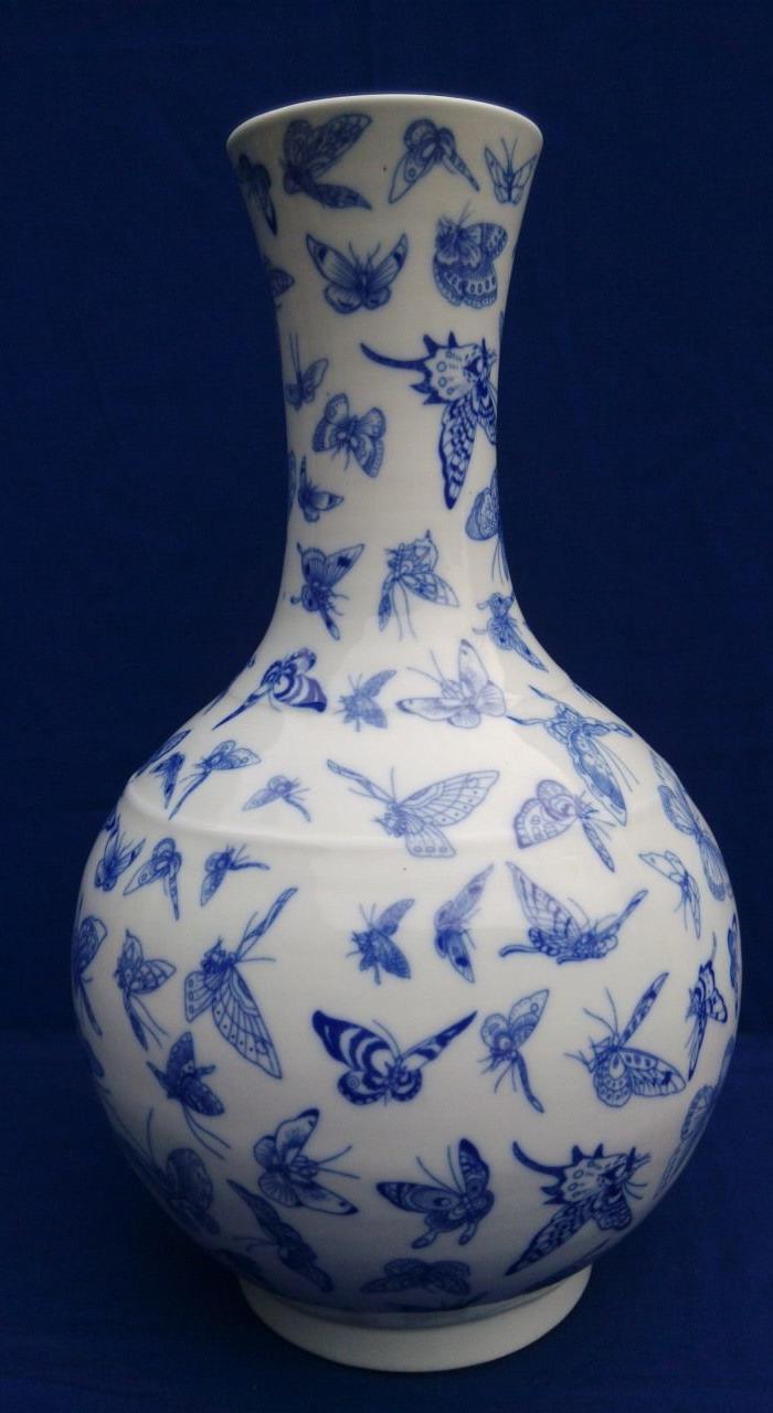 青花画蝴蝶纹花瓶