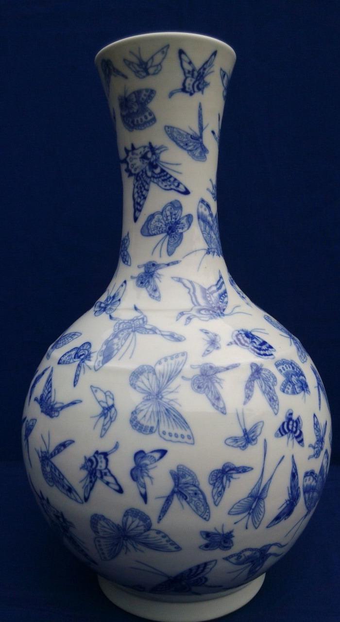青花画蝴蝶纹花瓶