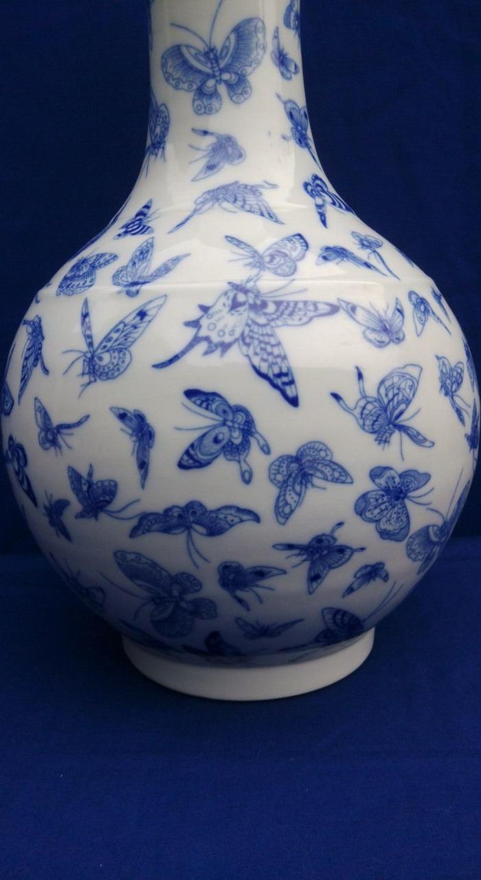 青花画蝴蝶纹花瓶