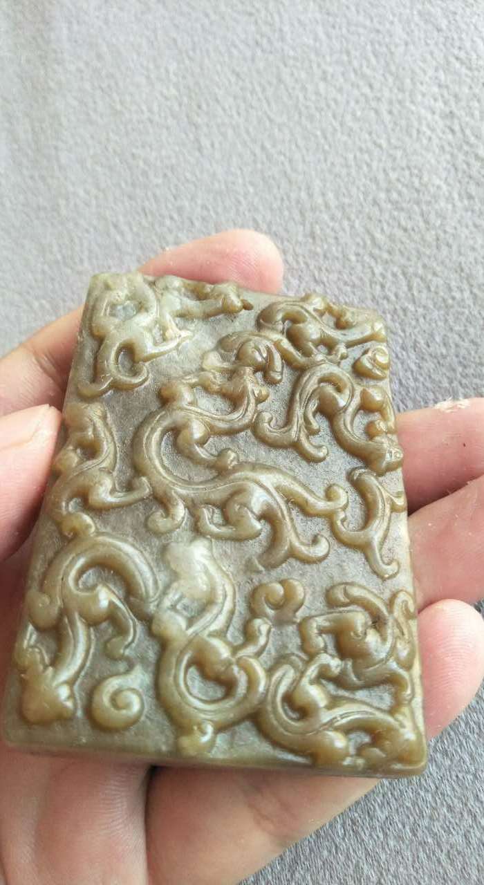 明代厚重老和田玉九龙玉牌