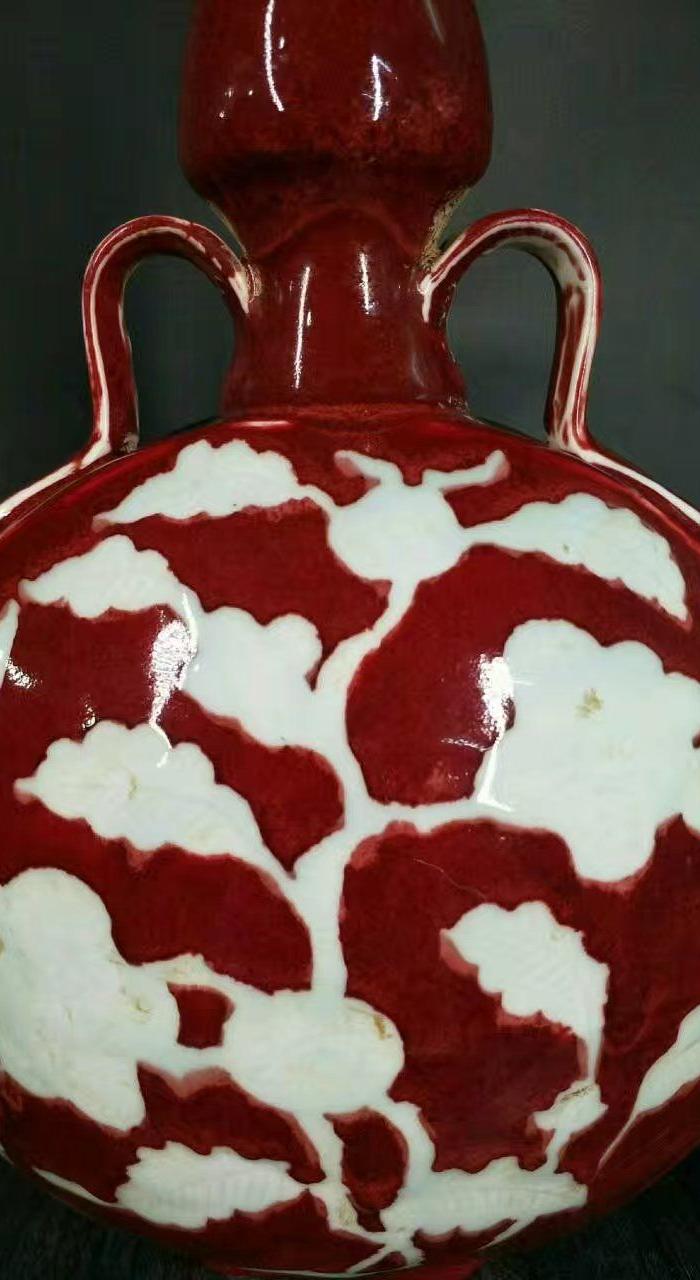 大明永乐釉里红留白牡丹纹抱月瓶18298358757