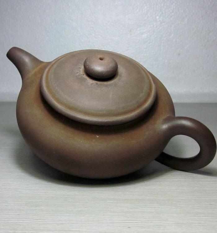 早期何燕萍制 粗砂 中品扁仿古老紫砂壶 300cc左右