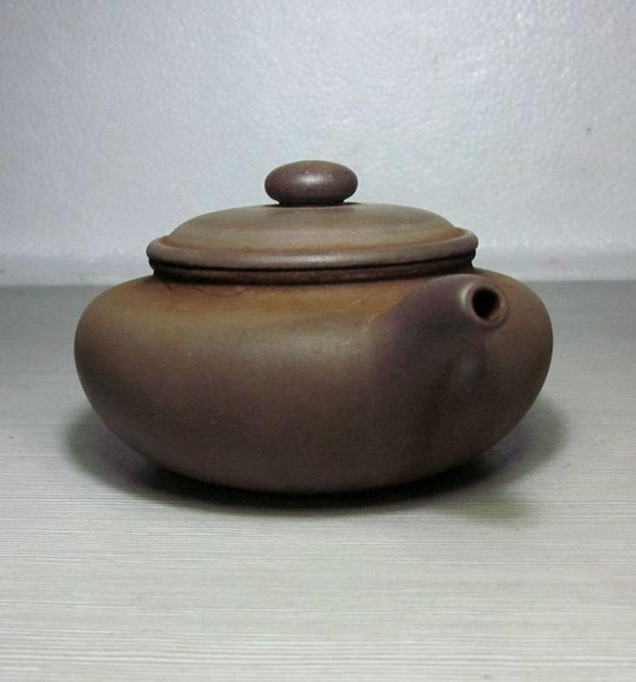 早期何燕萍制 粗砂 中品扁仿古老紫砂壶 300cc左右