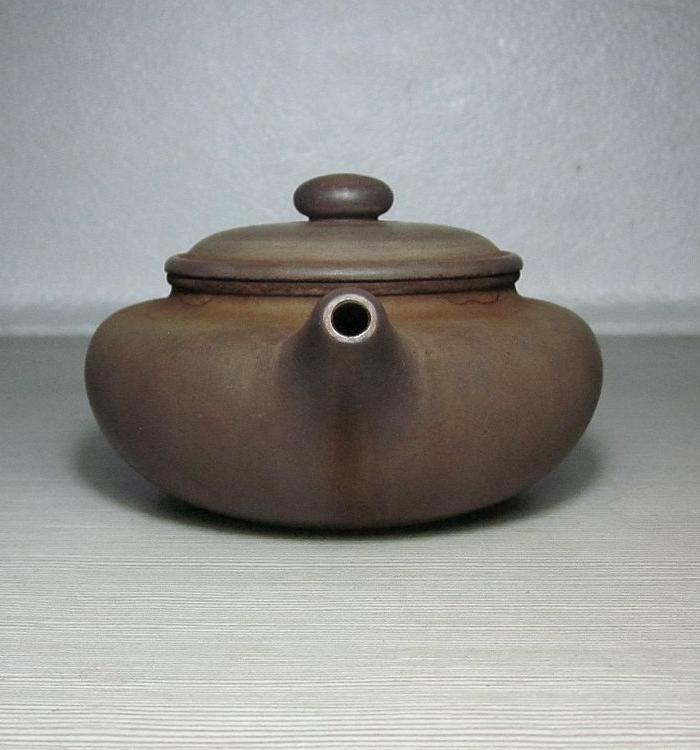 早期何燕萍制 粗砂 中品扁仿古老紫砂壶 300cc左右