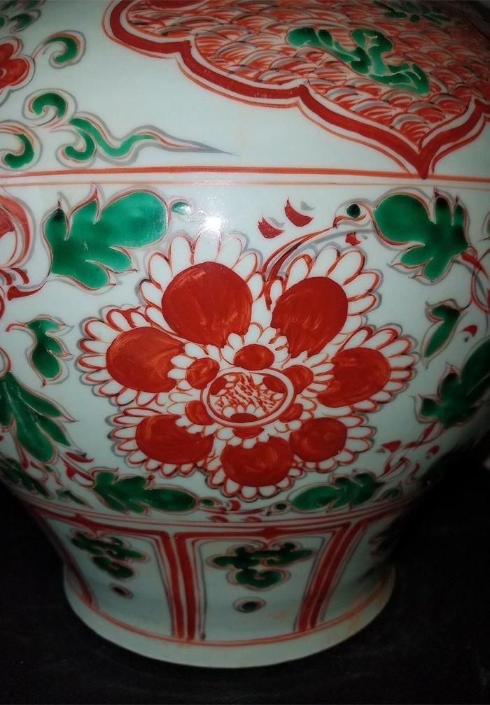 红绿彩花卉大罐