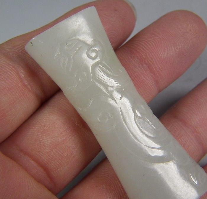 清代和田青白玉带沁浅浮雕螭龙纹束腰通天大勒子把件