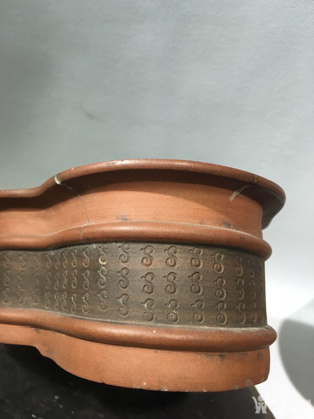 清代友春款双色紫砂海棠型水仙盆一对